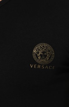 Мужская хлопковая футболка VERSACE черного цвета, арт. AUU01004/A232741 | Фото 5 (Кросс-КТ: домашняя одежда; Рукава: Короткие; Длина (для топов): Стандартные; Материал сплава: Проставлено; Материал внешний: Хлопок; Драгоценные камни: Проставлено)