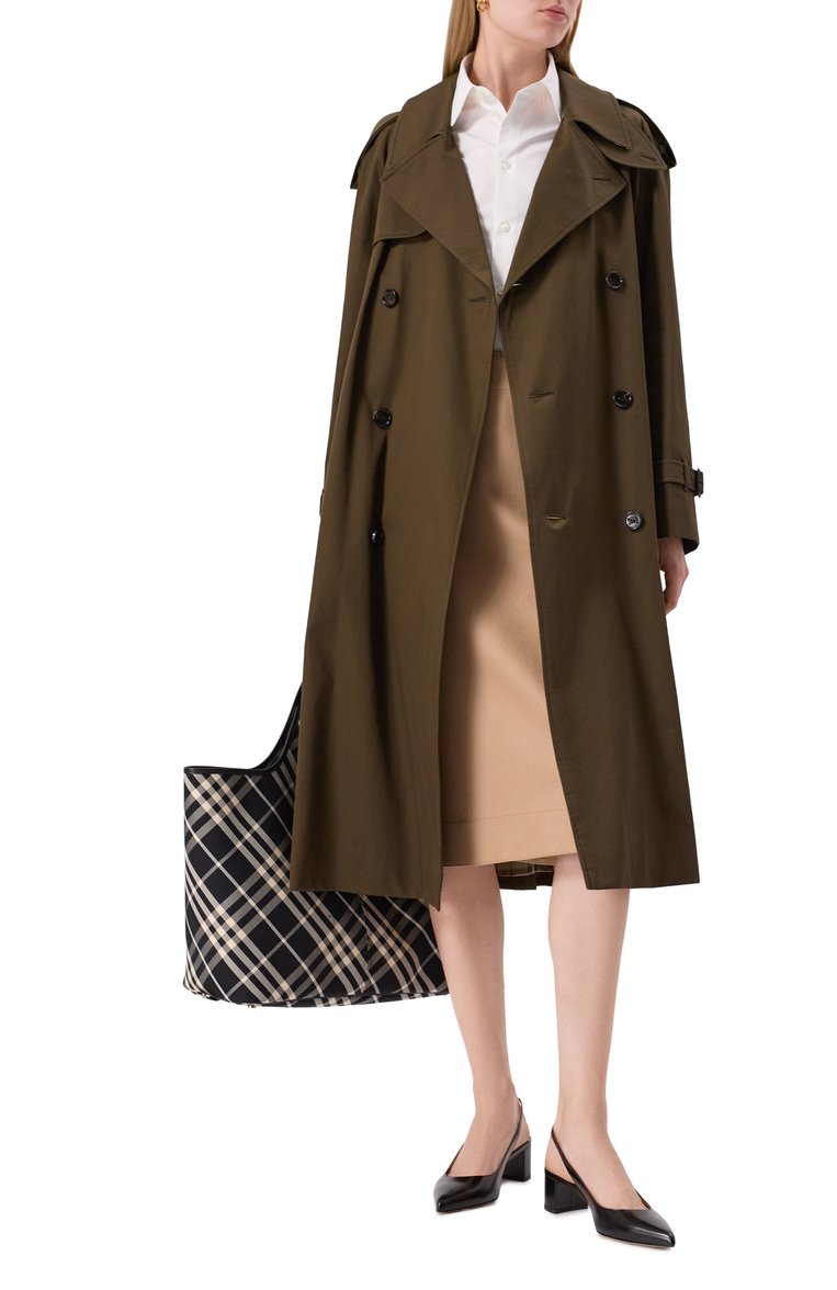 Женский хлопковый тренч BURBERRY хаки цвета, арт. 8104555 | Фото 2 (Материал подклада: Хлопок; Длина (верхняя одежда): Длинные; Рукава: Длинные; Кросс-КТ: Куртка; Стили: Милитари; Материал внешний: Хлопок)