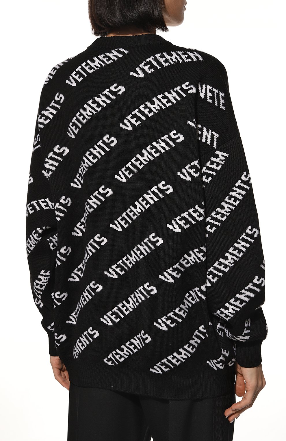 Шерстяной свитер VETEMENTS черного цвета по цене 126500 руб., арт. UA53KN300B 2901/W, фото 4 Шерстяной свитер VETEMENTS, арт. UA53KN300B 2901/W, фото 4