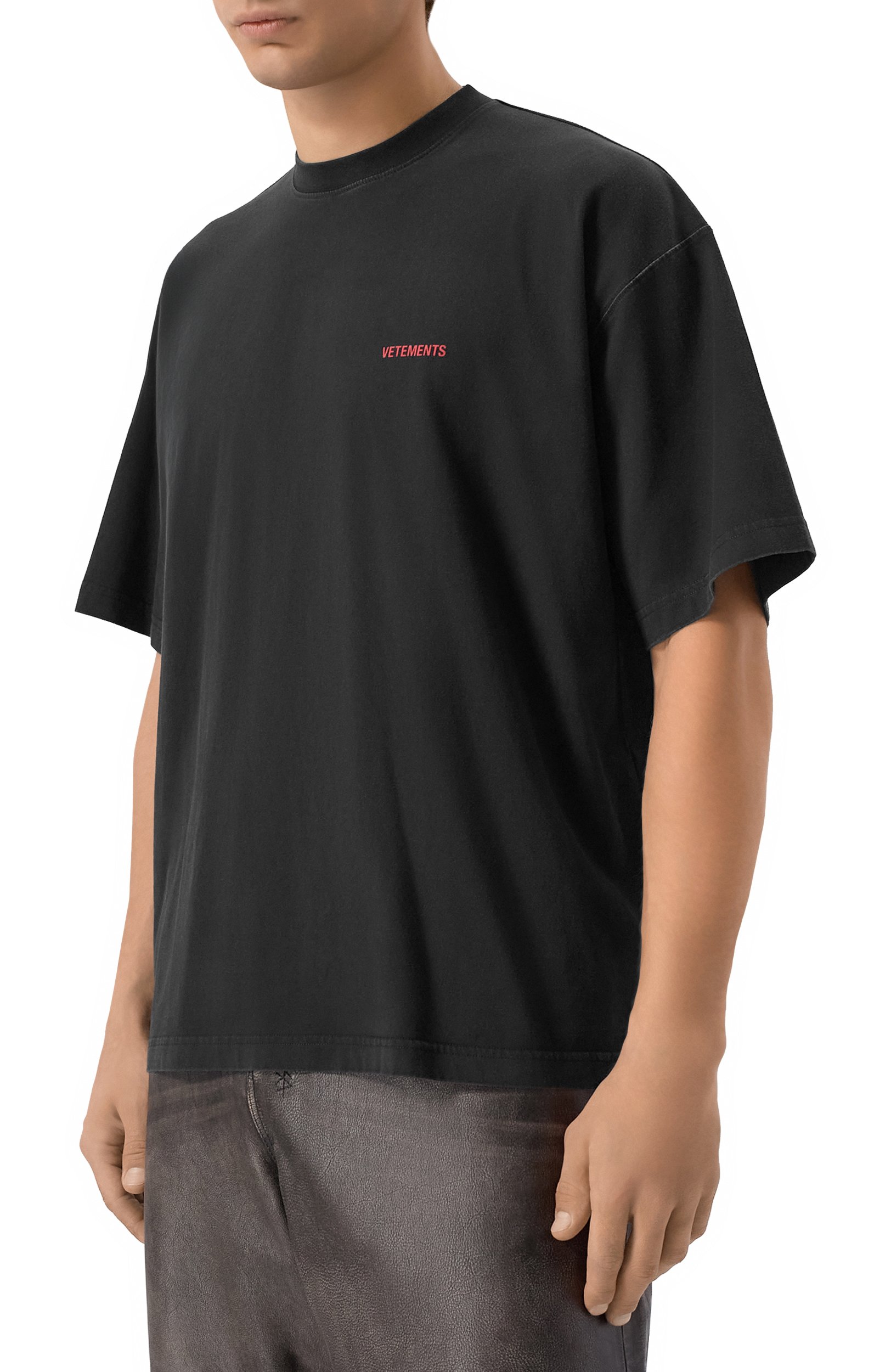 Хлопковая футболка VETEMENTS черного цвета по цене 63200 руб., арт. MH27TR142B, фото 4 Хлопковая футболка VETEMENTS, арт. MH27TR142B, фото 4