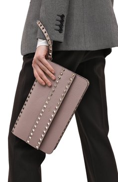 Женский клатч rockstud VALENTINO бежевого цвета, арт. UW2B0E80/YRK | Фото 5 (Размер: medium; Материал: Натуральная кожа; Материал сплава: Проставлено; Женское Кросс-КТ: Клатч-клатчи; Драгоценные камни: Проставлено)