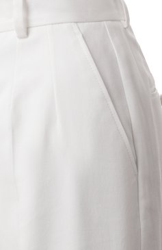 Женские хлопковые брюки DOLCE & GABBANA белого цвета, арт. FTC20T/GDCDD | Фото 6 (Материал сплава: Проставлено; Материал внешний: Хлопок; Драгоценные камни: Проставлено; Длина (брюки, джинсы): Удлиненные; Случай: Формальный; Силуэт Ж (брюки и джинсы): Прямые; Женское Кросс-КТ: Брюки-одежда; Стили: Классический)