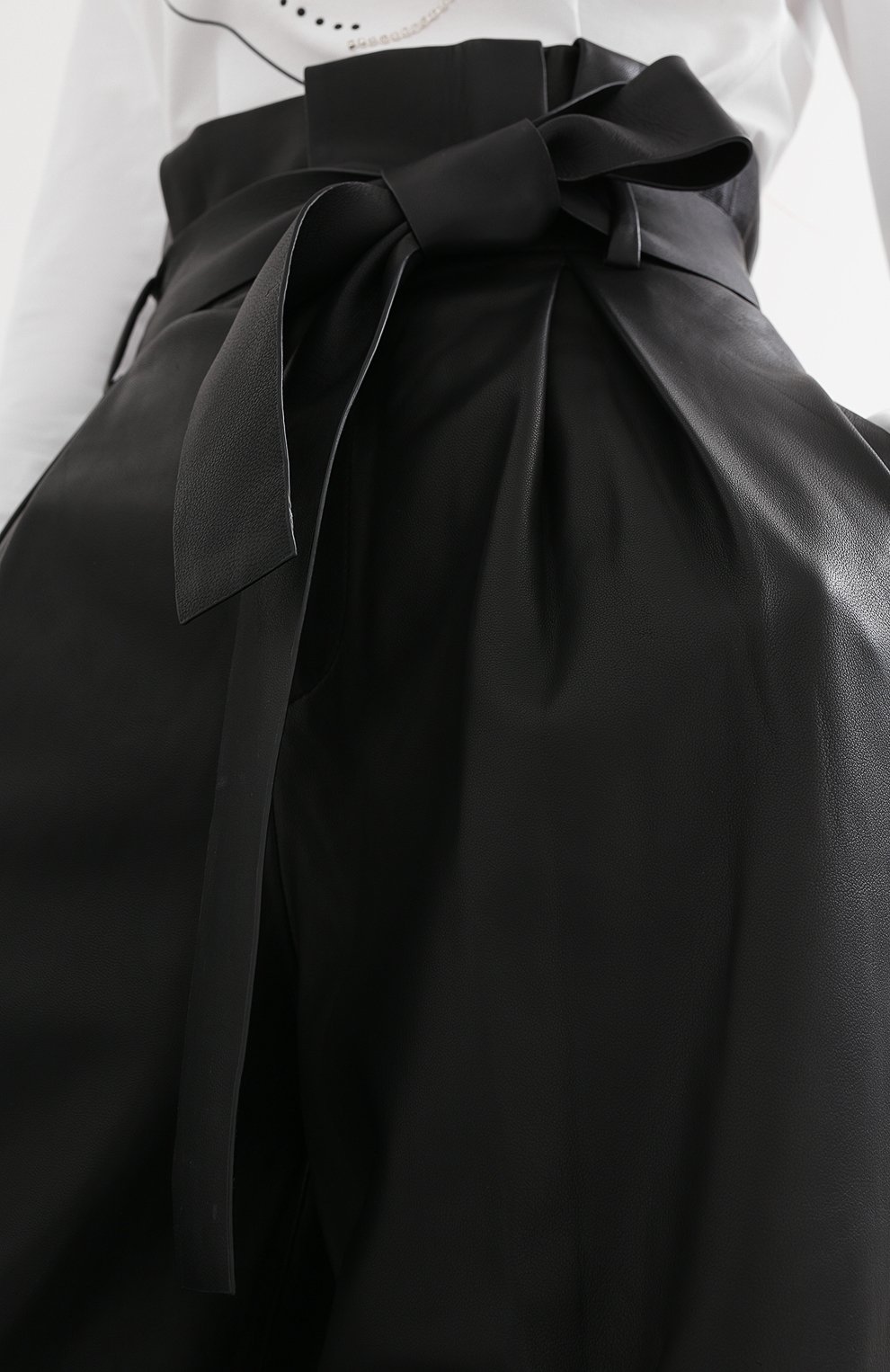 Кожаные брюки REDVALENTINO черного цвета по цене 77750 руб., арт. UR3NF00G/5BW, фото 5 Кожаные брюки REDVALENTINO, арт. UR3NF00G/5BW, фото 5