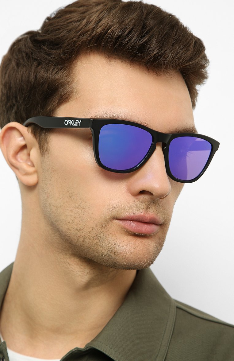 Женские солнцезащитные очки OAKLEY черного цвета, арт. 9013-9013H6 | Фото 3 (Кросс-КТ: С/з-унисекс; Региональные ограничения белый список (Axapta Mercury): Не проставлено, RU; Нос: Не проставлено; Материал: Пластик; Тип очков: С/з; Статус проверки: Проверена категория; Оптика Гендер: оптика-унисекс; Очки форма: Прямоугольные)