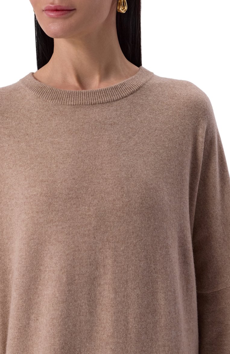 Женское кашемировое платье EXTREME CASHMERE бежевого цвета, арт. 289-011-01-FE-04 | Фото 5 (Материал внешний: Кашемир, Шерсть; Длина Ж (юбки, платья, шорты): Макси; Рукава: Длинные; Случай: Повседневный; Женское Кросс-КТ: Платье-одежда; Стили: Кэжуэл; Кросс-КТ: Трикотаж)