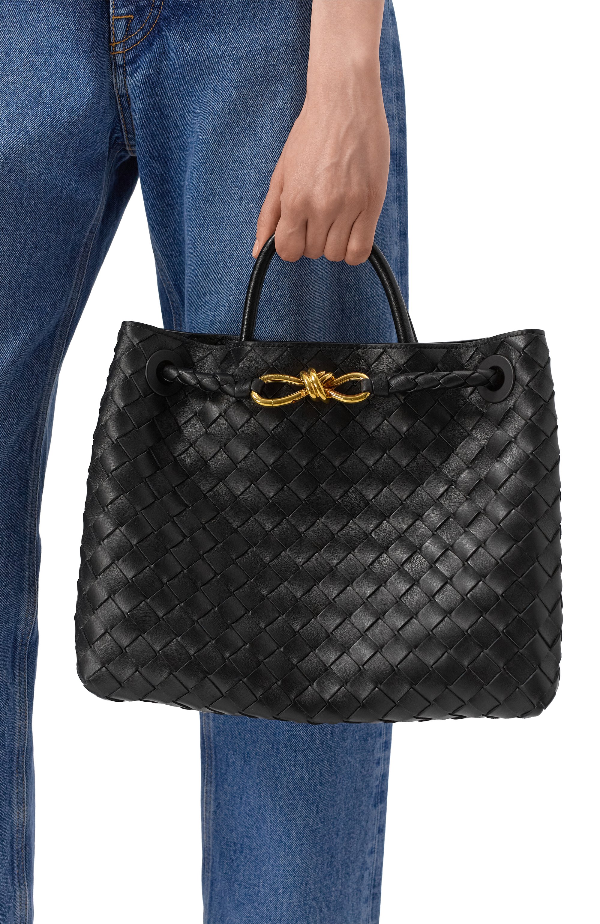 Сумка andiamo medium BOTTEGA VENETA черного цвета по цене 629500 руб., арт. 766016/VCPP1, фото 2 Сумка andiamo medium BOTTEGA VENETA, арт. 766016/VCPP1, фото 2
