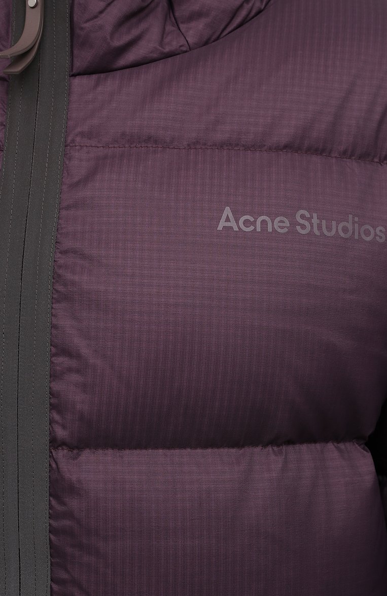 Женский пуховик ACNE STUDIOS фиолетово�го цвета, арт. A90286 | Фото 5 (Материал утеплителя: Пух и перо; Материал подклада: Синтетический материал; Материал внешний: Синтетический материал; Стили: Спорт-шик; Женское Кросс-КТ: Пуховик-куртка; Длина (верхняя одежда): До середины бедра; Рукава: Длинные; Кросс-КТ: Пуховик)