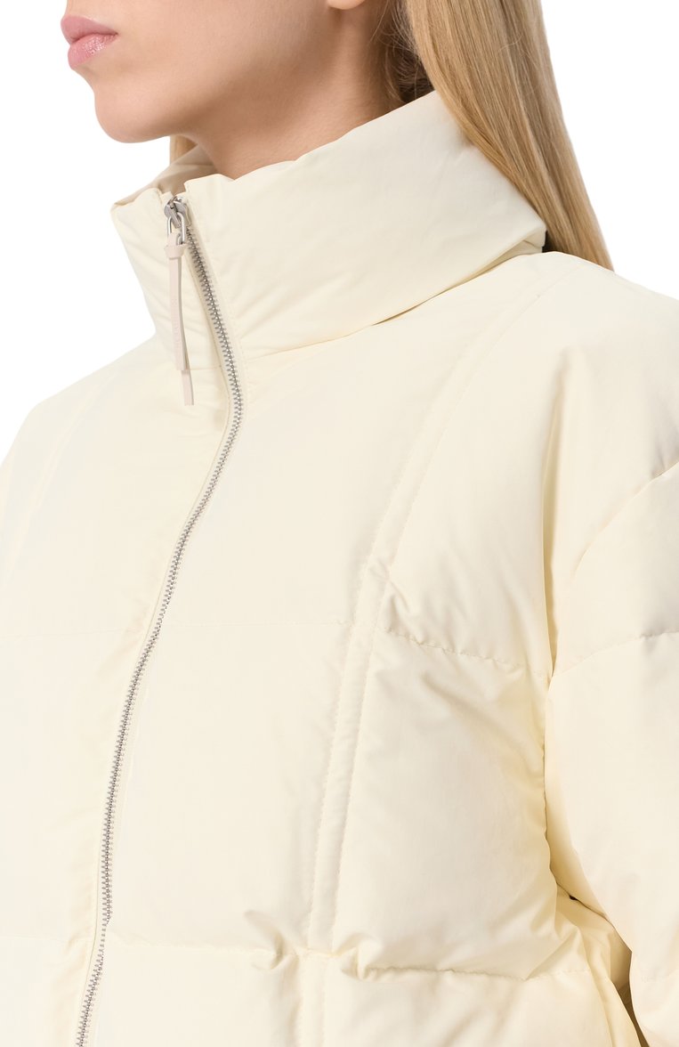 Женский пуховик JIL SANDER кремового цвета, арт. J40AF0170-J74276 | Фото 5 (Материал подклада: Синтетический материал; Материал внешний: Синтетический материал; Длина (верхняя одежда): Короткие; Материал утеплителя: Пух и перо; Рукава: Длинные; Кросс-КТ: Пуховик; Стили: Минимализм; Автоматизация состава: Проставлено; Автоматизация ТО: Проставлено)