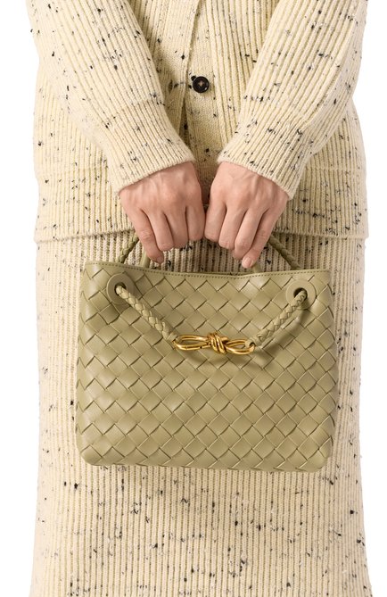 Женская сумка andiamo small BOTTEGA VENETA светло-зеленого цвета, арт. 766014/VCPP1 | Фото 2 (Материал сплава: Проставлено; Драгоценные камни: Проставлено; Материал: Натуральная кожа; Ремень/цепочка: На ремешке; Размер: small)