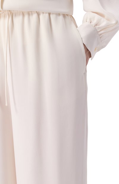 Шелковые брюки 12 STOREEZ кремового цвета по цене 32000 руб., арт. 136852, фото 5 Шелковые брюки 12 STOREEZ, арт. 136852, фото 5