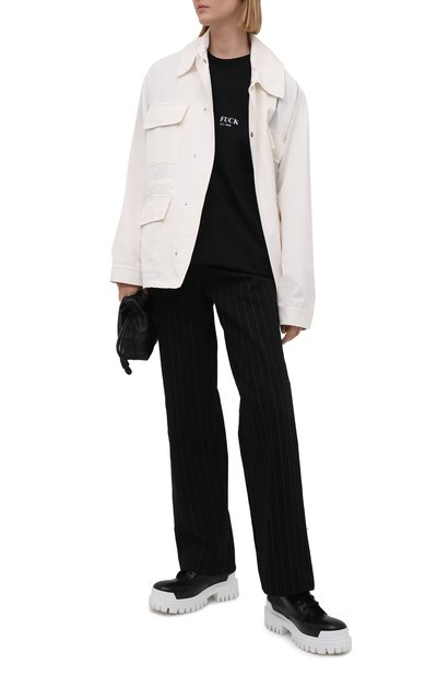 Хлопковая футболка VETEMENTS черного цвета по цене 32850 руб., арт. UA52TR160B 1602/W, фото 2 Хлопковая футболка VETEMENTS, арт. UA52TR160B 1602/W, фото 2