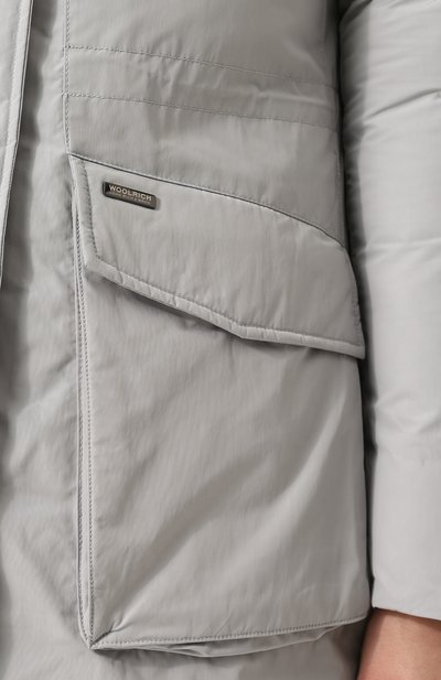 Пуховая парка с меховой отделкой капюшона WOOLRICH серого цвета по цене 89950 руб., арт. WWCPS2481/SM20, фото 5 Пуховая парка с меховой отделкой капюшона WOOLRICH, арт. WWCPS2481/SM20, фото 5