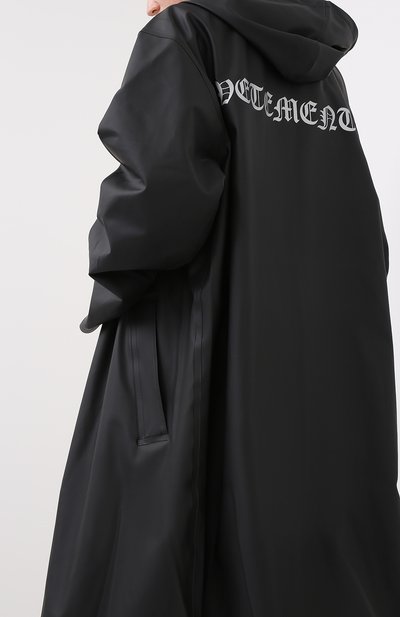 Плащ VETEMENTS черного цвета по цене 89950 руб., арт. UAH21JA025 1300/W, фото 4 Плащ VETEMENTS, арт. UAH21JA025 1300/W, фото 4