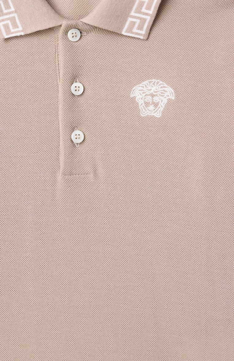 Детское хлопковое поло VERSACE бежевого цвета, арт. 1018495/1A13012 | Фото 3 (Рукава: Короткие; Материал сплава: Проставлено; Драгоценные камни: Проставлено; Материал внешний: Хлопок; Ростовка одежда: 6 лет | 116 см, 16 лет | 164 см, 12 лет | 152 см, 8 лет | 128 см, 10 - 11 лет | 140 - 146см)