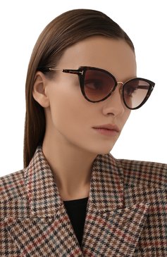 Женские солнцезащитные очки TOM FORD темно-коричневого цвета, арт. TF868 52F | Фото 2 (Региональные ограничения белый список (Axapta Mercury): Не проставлено; Нос: Не проставлено; Тип очков: С/з; Оптика Гендер: оптика-женское; Очки форма: Cat-eye)