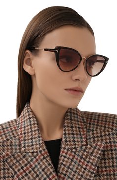 Женские солнцезащитные очки TOM FORD темно-коричневого цвета, арт. TF868 52F | Фото 2 (Региональные ограничения белый список (Axapta Mercury): Не проставлено; Нос: Не проставлено; Материал: Пластик; Тип очков: С/з; Оптика Гендер: оптика-женское; Очки форма: Cat-eye)