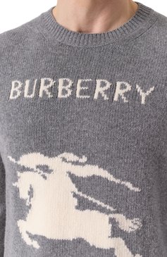 Мужской свитер из шерсти и кашемира BURBERRY серого цвета, арт. 8104878 | Фото 5 (Длина (для топов): Стандартные; Материал внешний: Шерсть; Рукава: Длинные; Принт: С принтом; Мужское Кросс-КТ: Свитер-одежда; Стили: Кэжуэл)