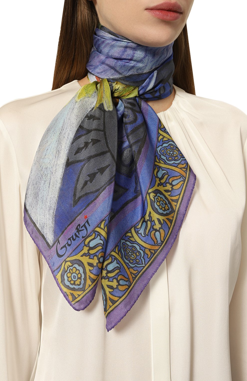 Шелковый платок ирисы GOURJI синего цвета по цене 22980 руб., арт. 91135137/4481108, фото 2 Шелковый платок ирисы GOURJI, арт. 91135137/4481108, фото 2