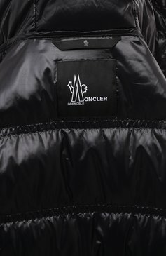 Женский пуховик rochelair MONCLER GRENOBLE черного цвета, арт. I20981C00002/539JH | Фото 6 (Рукава: Длинные; Длина (верхняя одежда): До середины бедра; Материал внешний: Синтетический материал; Кросс-КТ: Пуховик; Материал сплава: Проставлено; Драгоценные камни: Проставлено; Материал утеплителя: Пух и перо; Стили: Кэжуэл)