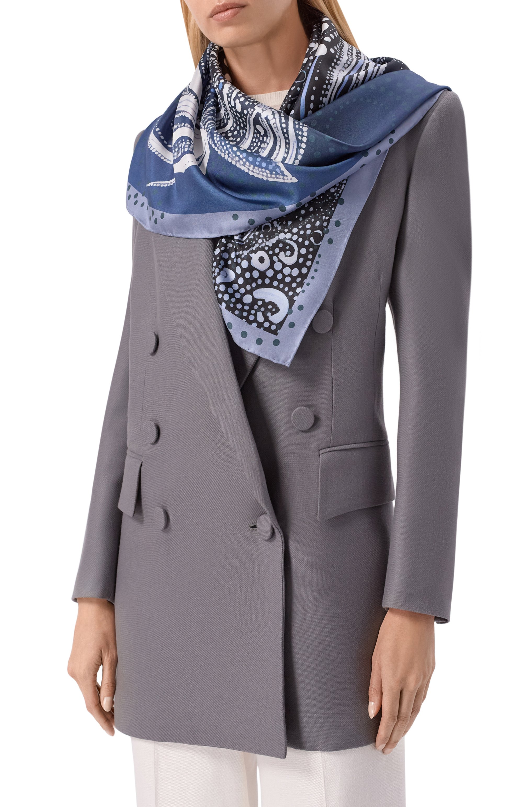 Шелковый платок indigo LEFFERS темно-синего цвета по цене 41480 руб., арт. 41.52.3.17.06, фото 2 Шелковый платок indigo LEFFERS, арт. 41.52.3.17.06, фото 2