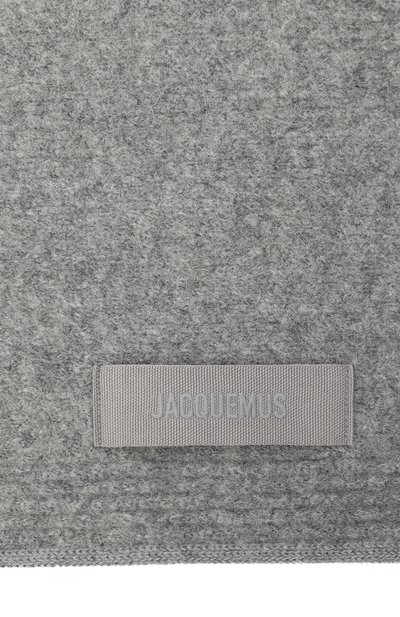 Шерстяной шарф-косынка JACQUEMUS серого цвета по цене 29950 руб., арт. 24HACU00669/AK00227, фото 4 Шерстяной шарф-косынка JACQUEMUS, арт. 24HACU00669/AK00227, фото 4