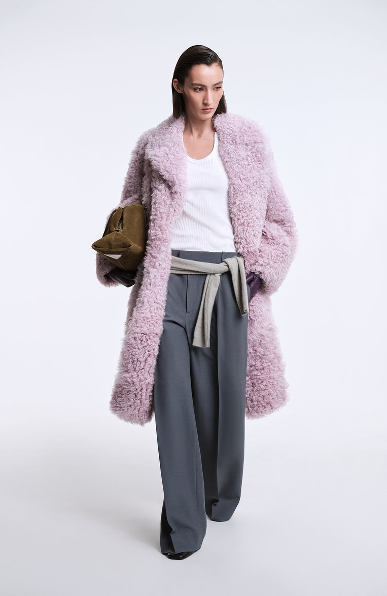 Женская шуба из овчины BOTTEGA VENETA сиреневого цвета, арт. 799206 V4E50 | Фото 8 (Материал внешний: Натуральный мех; Кросс-КТ: Куртка; Длина (верхняя одежда): До колена; Рукава: Длинные)