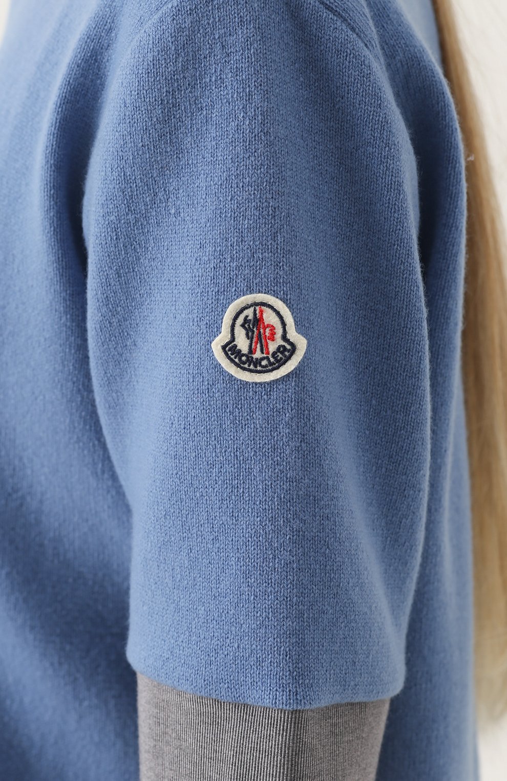 Топ из смеси шерсти и кашемира с круглым вырезом MONCLER голубого цвета по цене 33700 руб., арт. C2-093-90741-30-9487M, фото 5 Топ из смеси шерсти и кашемира с круглым вырезом MONCLER, арт. C2-093-90741-30-9487M, фото 5