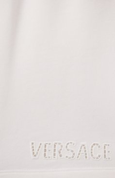 Детские хлопковые шорты VERSACE молочного цвета, арт. 1018204/1A13092 | Фото 3 (Нос: Не проставлено; Материал сплава: Проставлено; Случай: Повседневный; Материал внешний: Хлопок; Материал подклада: Хлопок; Ростовка одежда: 8 лет | 128 см, 10 - 11 лет | 140 - 146см, 6 лет | 116 см, 16 лет | 164 см, 12 лет | 152 см)