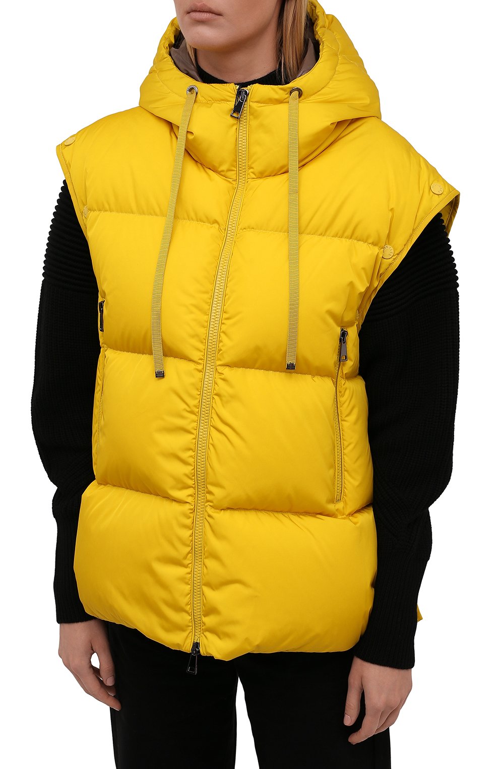 Пуховик MONCLER желтого цвета по цене 160500 руб., арт. G2-093-1A000-08-54155, фото 6 Пуховик MONCLER, арт. G2-093-1A000-08-54155, фото 6