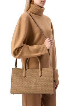 Женская сумка scarlett medium MICHAEL MICHAEL KORS бежевого цвета, арт. 30R5GETS2V | Фото 2 (Ремень/цепочка: На ремешке; Размер: medium; Драгоценные камни: Проставлено; Материал сплава: Проставлено; Материал: Канва)