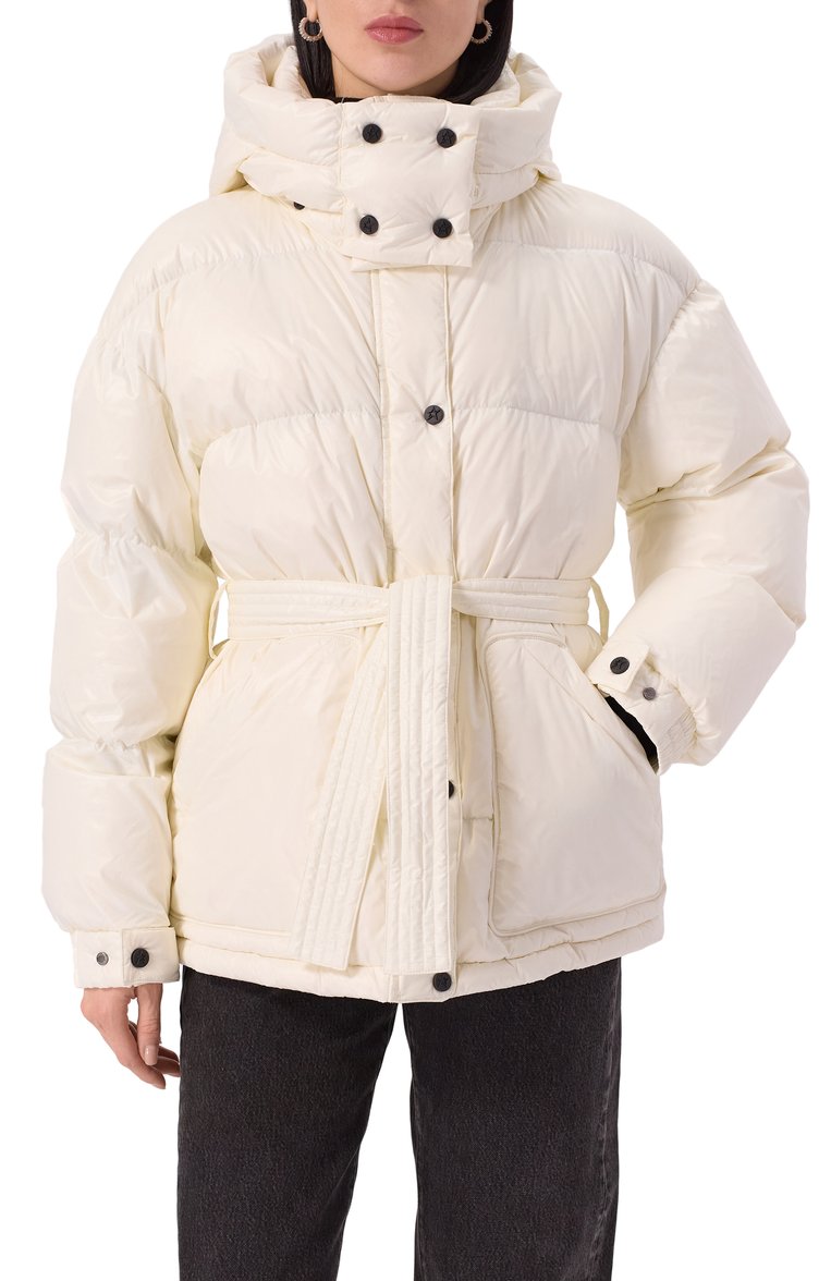 Женский пуховик PERFECT MOMENT молочного цвета, арт. W3001044/MAYA PARKA | Фото 3 (Драгоценные камни: Проставлено; Рукава: Длинные; Длина (верхняя одежда): Короткие; Материал утеплителя: Пух и перо; Материал сплава: Проставлено; Материал подклада: Синтетический материал; Кросс-КТ: Пуховик; Стили: Кэжуэл; Материал внешний: Синтетический материал)