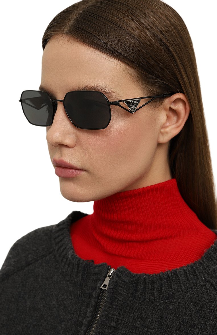 Женские солнцезащитные очки PRADA черного цвета, арт. A51S-1AB5Z1 | Фото 2 (Региональные ограничения белый список (Axapta Mercury): Не проставлено; Нос: Не проставлено; Тип очков: С/з; Кросс-КТ: С/з-унисекс; Материал: Металл; Оптика Гендер: оптика-унисекс; Очки форма: Прямоугольные)