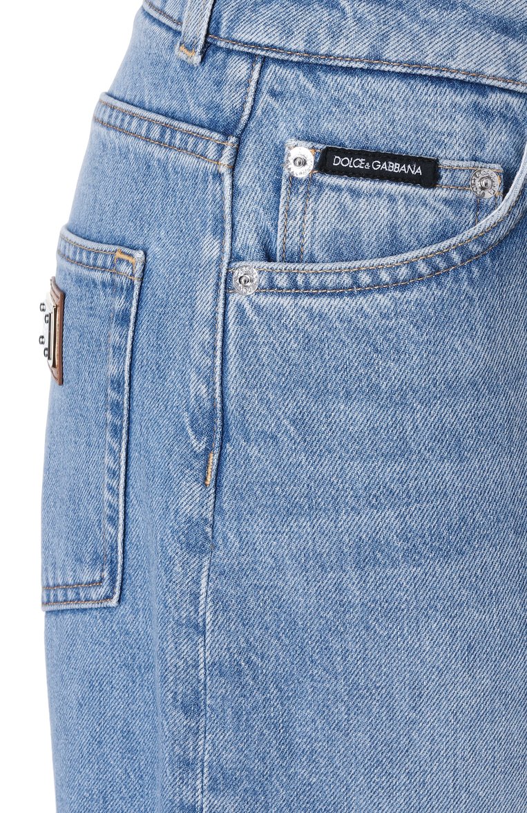 Женские джинсы DOLCE & GABBANA голубого цвета, арт. FTC7CD/G8NA3 | Фото 6 (Длина (брюки, джинсы): Стандартные; Материал внешний: Хлопок, Деним; Стили: Кэжуэл; Силуэт Ж (брюки и джинсы): Прямые; Детали: Делаве; Кросс-КТ: Деним; Автоматизация ТО: Проставлено; Автоматизация состава: Проставлено; Размерность: Идёт в размер)