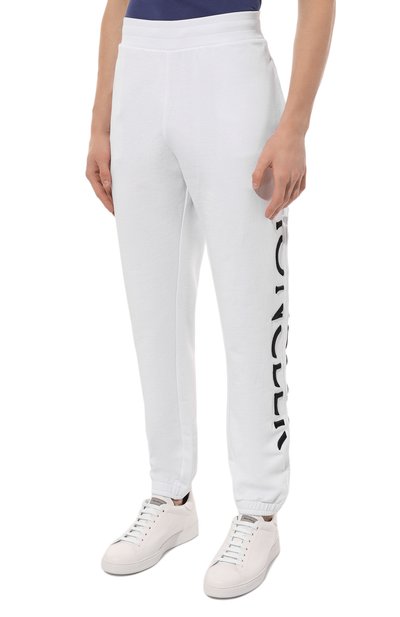 Хлопковые джоггеры MONCLER белого цвета по цене 59500 руб., арт. 8H000-03-809KR, фото 3 Хлопковые джоггеры MONCLER, арт. 8H000-03-809KR, фото 3