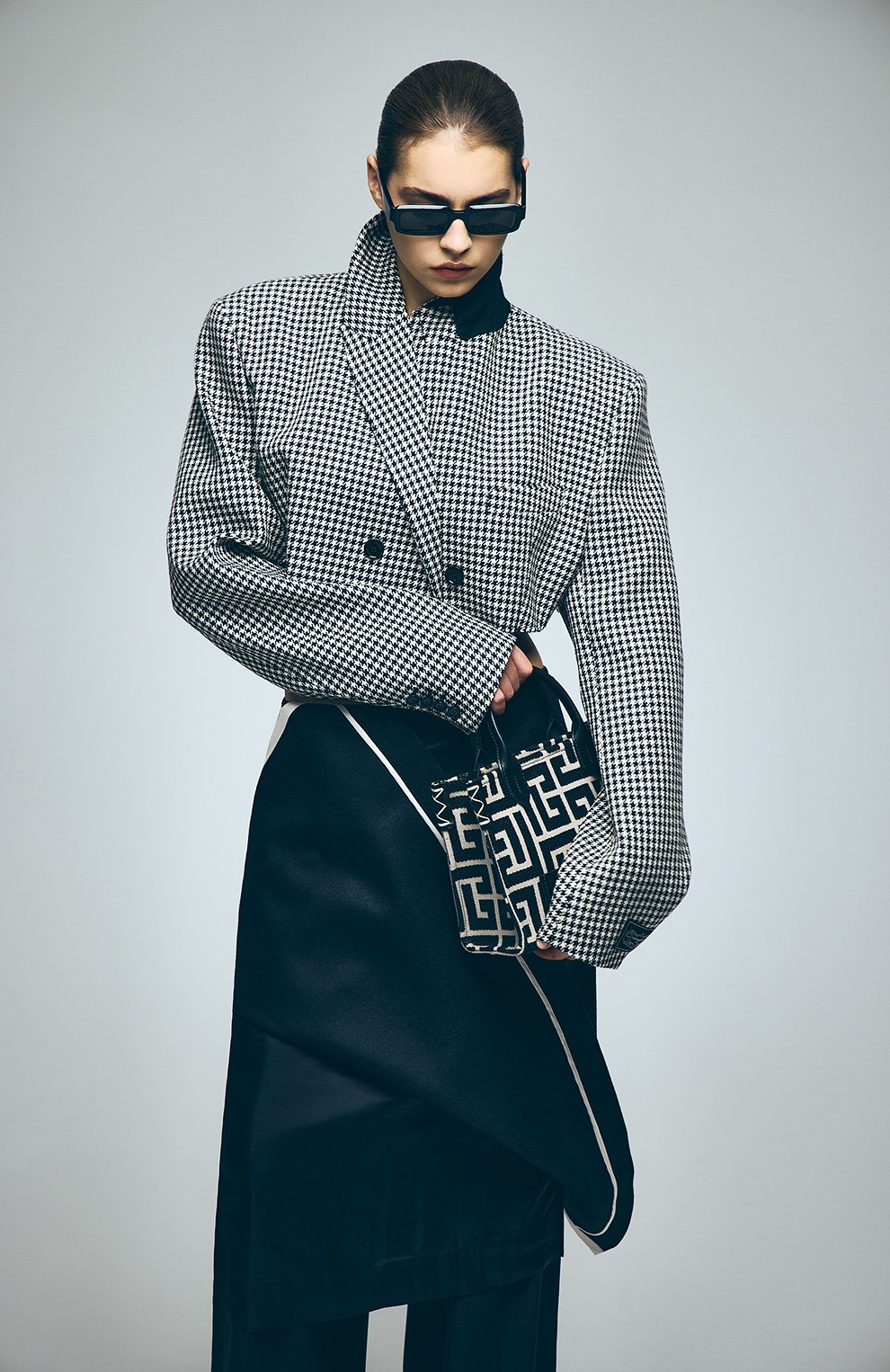 Солнцезащитные очки PRADA черного цвета по цене 59950 руб., арт. 27ZS-16K08Z, фото 7 Солнцезащитные очки PRADA, арт. 27ZS-16K08Z, фото 7