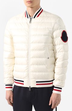 Мужской пуховый бомбер deltour MONCLER белого цвета, арт. E1-091-40363-94-53279 | Фото 3 (Материал утеплителя: Пух и перо; Материал внешний: Синтетический материал; Статус проверки: Проверена категория; Материал подклада: Синтетический материал; Принт: Без принта; Мужское Кросс-КТ: Пуховик-верхняя одежда, Верхняя одежда, пуховик-короткий; Длина (верхняя одежда): Короткие; Рукава: Длинные; Кросс-КТ: Пуховик, Куртка, бомбер; Стили: Кэжуэл; Материал внутренний: Н�е назначено; Драгоценные камни: Проставлено; Материал сплава: Проставлено)