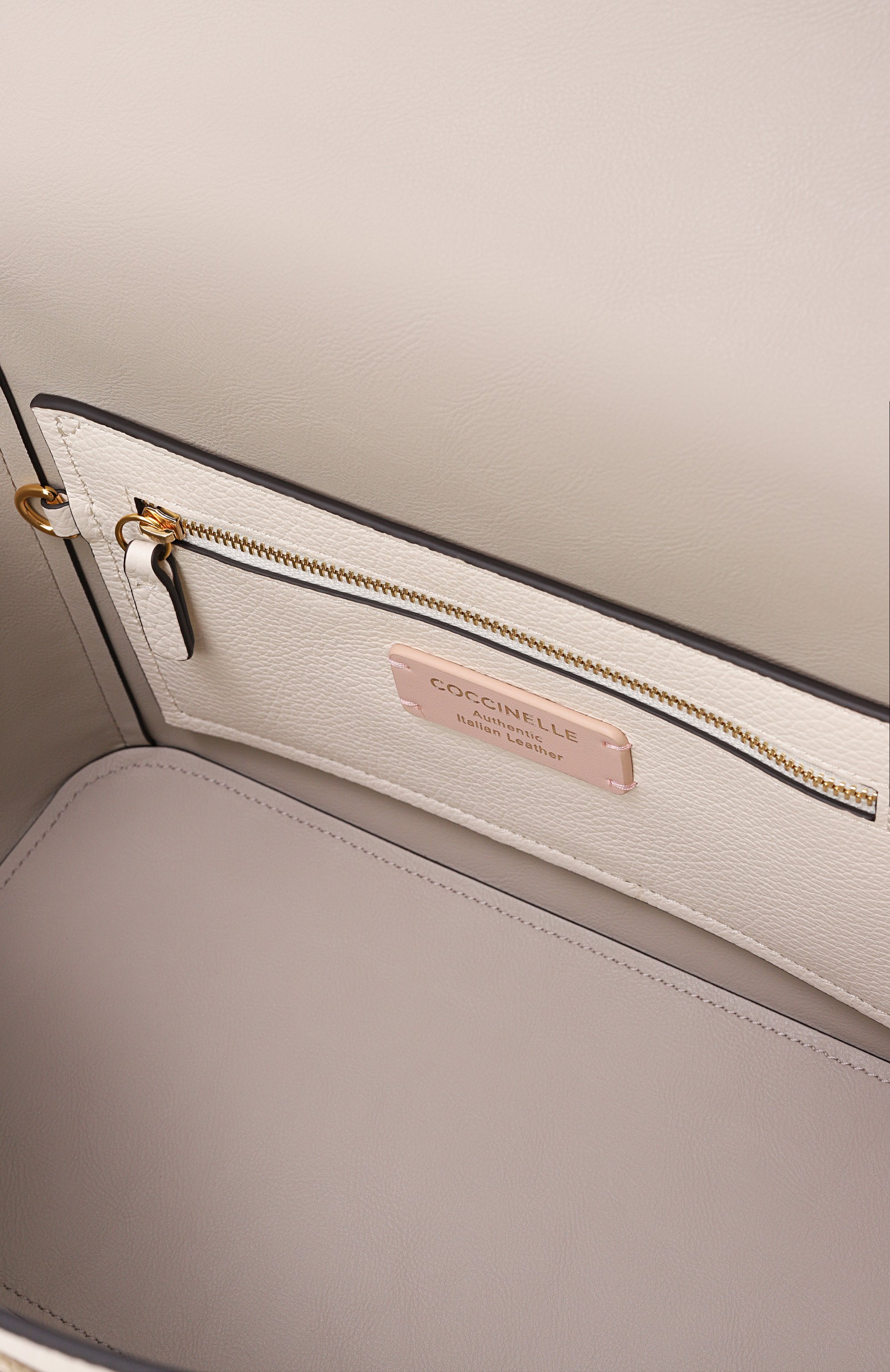 Сумка double beat medium COCCINELLE кремового цвета по цене 47250 руб., арт. E1 T8A 18 02 01, фото 5 Сумка double beat medium COCCINELLE, арт. E1 T8A 18 02 01, фото 5