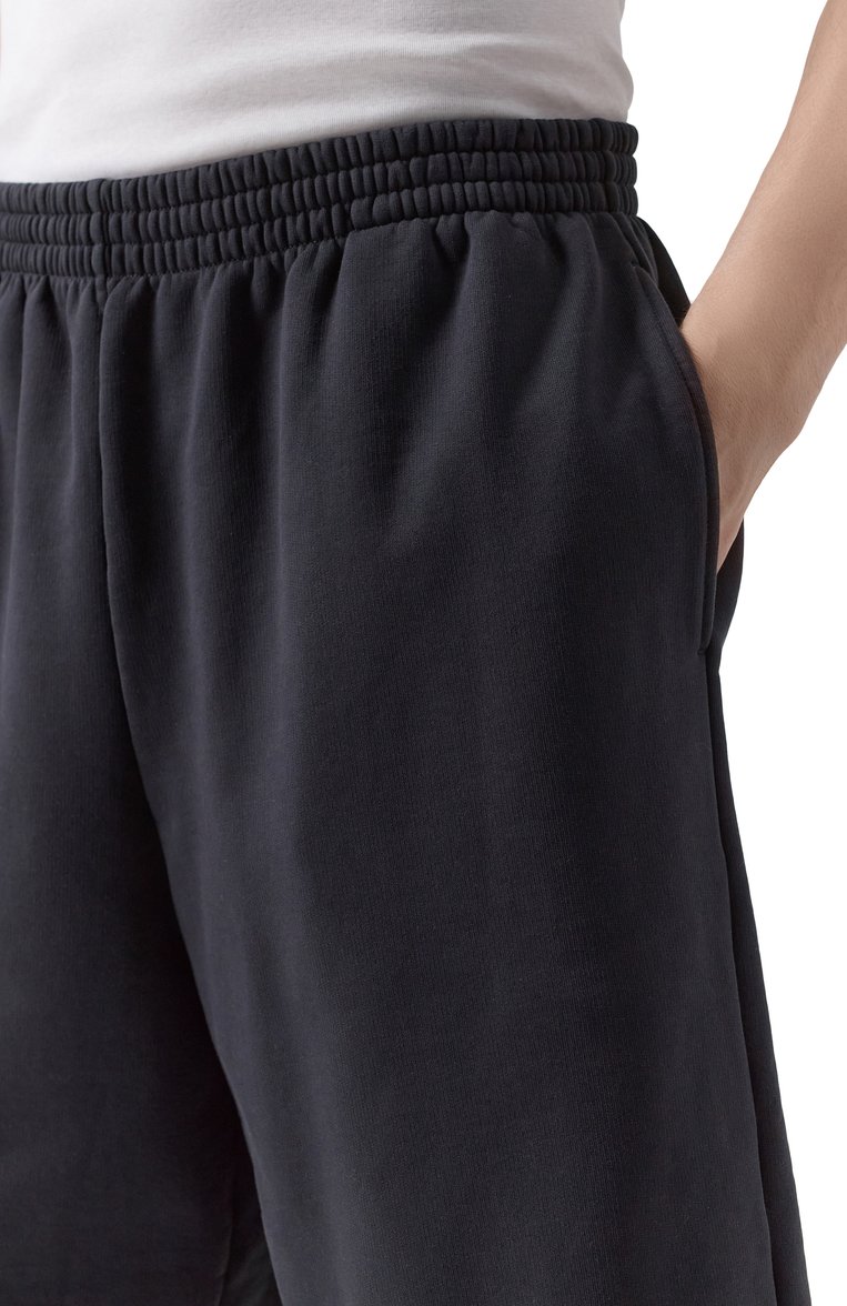 Мужские хлопковые шорты balenciaga х under armour BALENCIAGA черного цвета, арт. 795261/TRVB8 | Фото 5 (Длина Шорты М: Ниже колена; Драгоценные камни: Проставлено; Материал сплава: Проставлено; Стили: Спорт-шик; Принт: Без принта; Случай: Повседневный; Материал внешний: Хлопок)