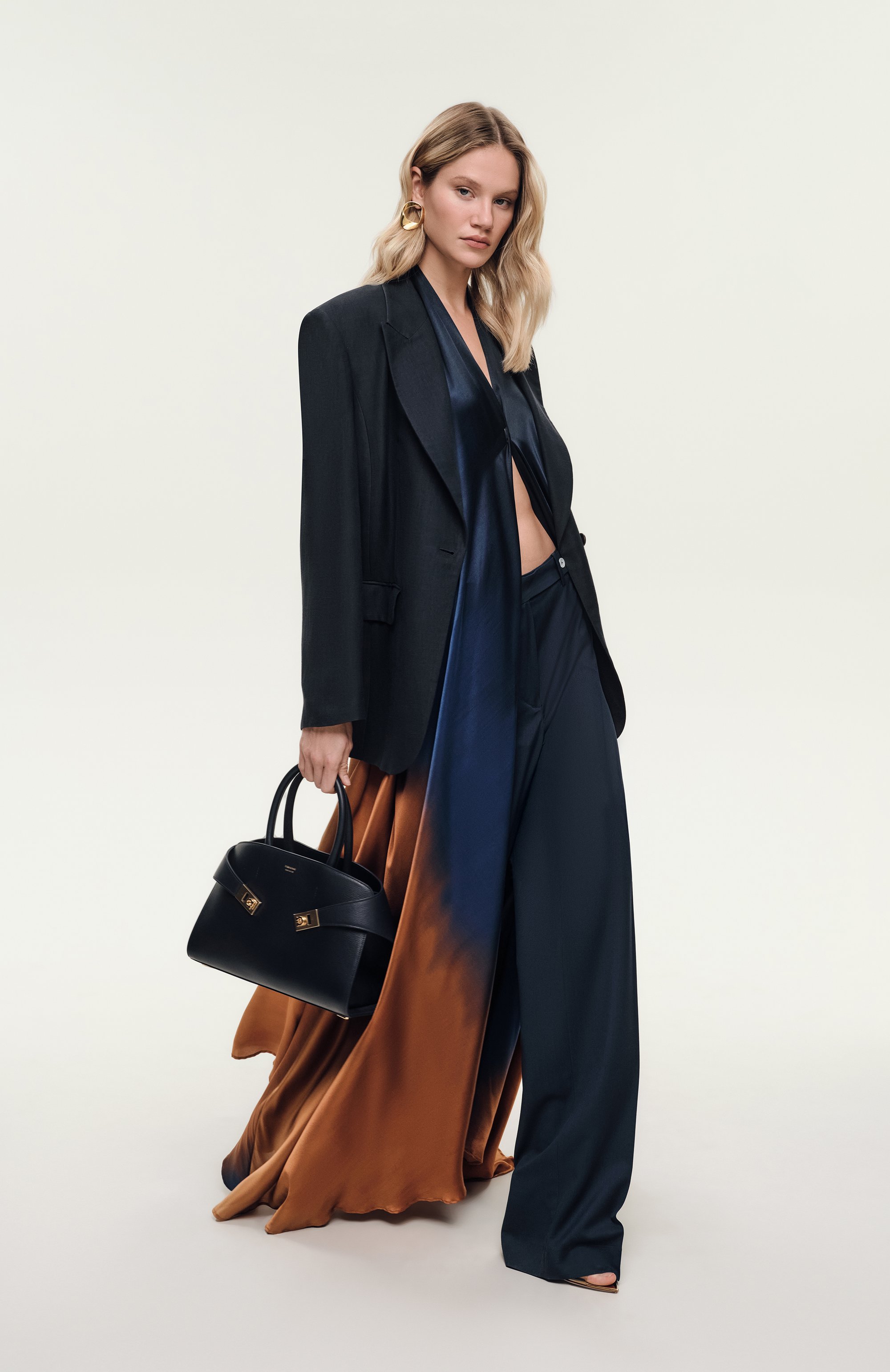 Сумка hug xs FERRAGAMO черного цвета по цене 270500 руб., арт. 215975/768853, фото 8 Сумка hug xs FERRAGAMO, арт. 215975/768853, фото 8