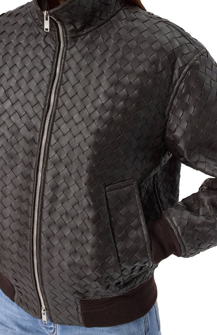 Женский кожаный бомбер BOTTEGA VENETA темно-коричневого цвета, арт. 813016/V2JG0 | Фото 5 (Длина (верхняя одежда): Короткие; Материал подклада: Хлопок; Материал внешний: Натуральная кожа; Рукава: Длинные; Стили: Кэжуэл; Кросс-КТ: Куртка; Женское Кросс-КТ: Замша и кожа)