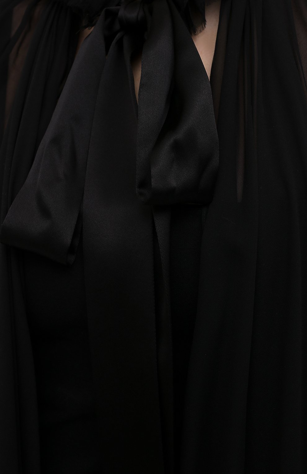 Шелковая накидка с отделкой перьями SAINT LAURENT черного цвета по цене 463500 руб., арт. 659131/Y115W, фото 5 Шелковая накидка с отделкой перьями SAINT LAURENT, арт. 659131/Y115W, фото 5