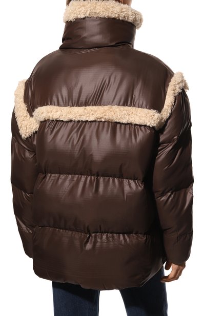 Пуховик URBANCODE STUDIO темно-коричневого цвета по цене 39950 руб., арт. BJ18508, фото 4 Пуховик URBANCODE STUDIO, арт. BJ18508, фото 4