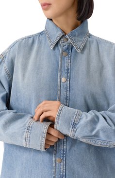 Женская джинсовая рубашка HAIKURE голубого цвета, арт. HEW06080DF161L0877 | Фото 5 (Длина (для топов): Удлиненные; Драгоценные камни: Проставлено; Материал сплава: Проставлено; Рукава: Длинные; Кросс-КТ: Деним; Женское Кросс-КТ: Рубашка-одежда; Материал внешний: Деним, Хлопок; Принт: Без принта; Стили: Кэжуэл)