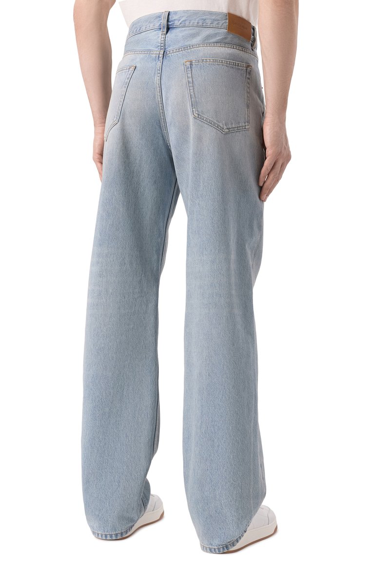 Мужские джинсы SAINT LAURENT голубого цвета, арт. 795394/Y21KD | Фото 4 (Материал внешний: Хлопок; Длина (брюки, джинсы): Стандартные; Силуэт М (брюки): Широкие; Детали: Делаве; Стили: Повседневный)