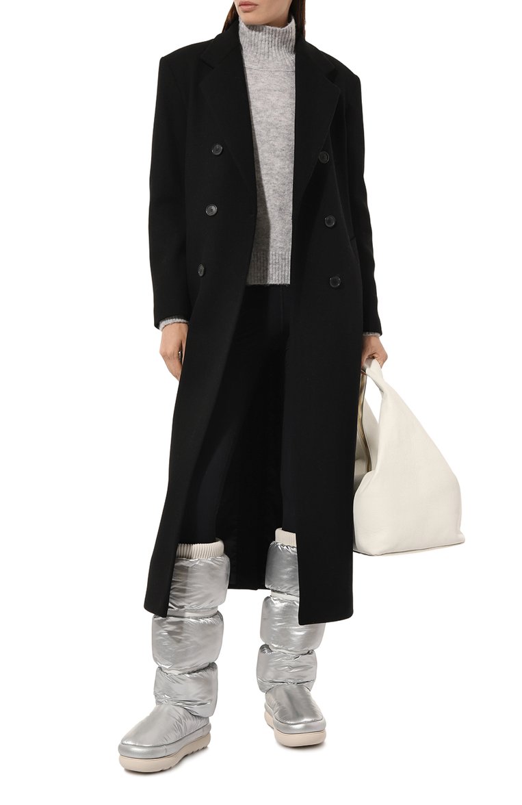 Женские сапоги classic maxi UGG серебряного цвета, арт. UGSCLMXUTMS1135152W | Фото 2 (Материал внешний: Текстиль; Материал утеплителя: Натуральный мех, Шерсть, Текстиль; Подошва: Платформа; Высота голенища: Средние; Женское Кросс-КТ: Дутики; Каблук тип: Устойчивый)