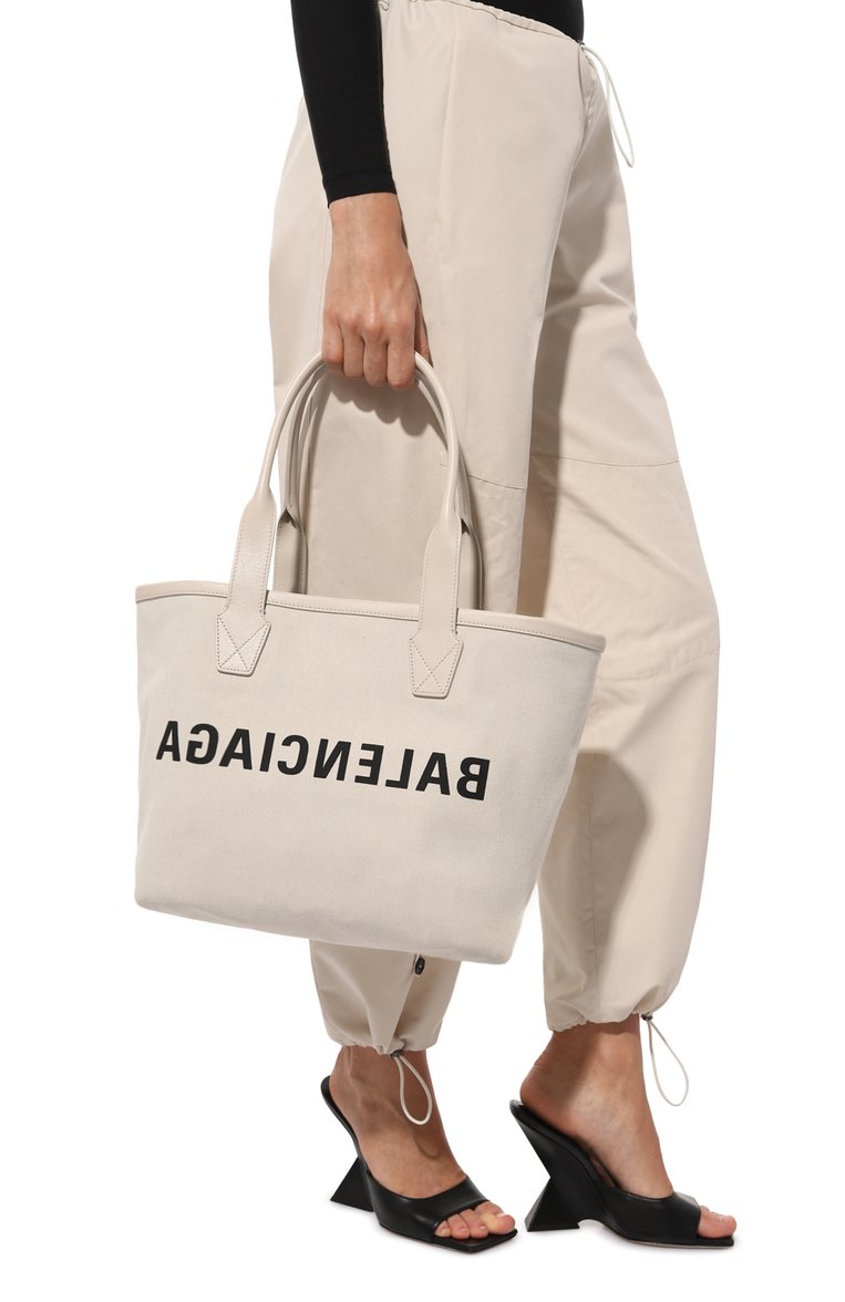 Женская сумка-тоут jumbo small BALENCIAGA кремвого цвета, арт. 692068/2AABU | Фото 2 (Размер: small; Материал сплава: Проставлено; Драгоценные камни: Проставлено; Материал: Текстиль)