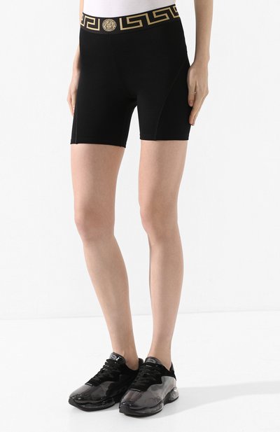 Шорты VERSACE черного цвета по цене 26600 руб., арт. AGD19007/AC00360, фото 3 Шорты VERSACE, арт. AGD19007/AC00360, фото 3