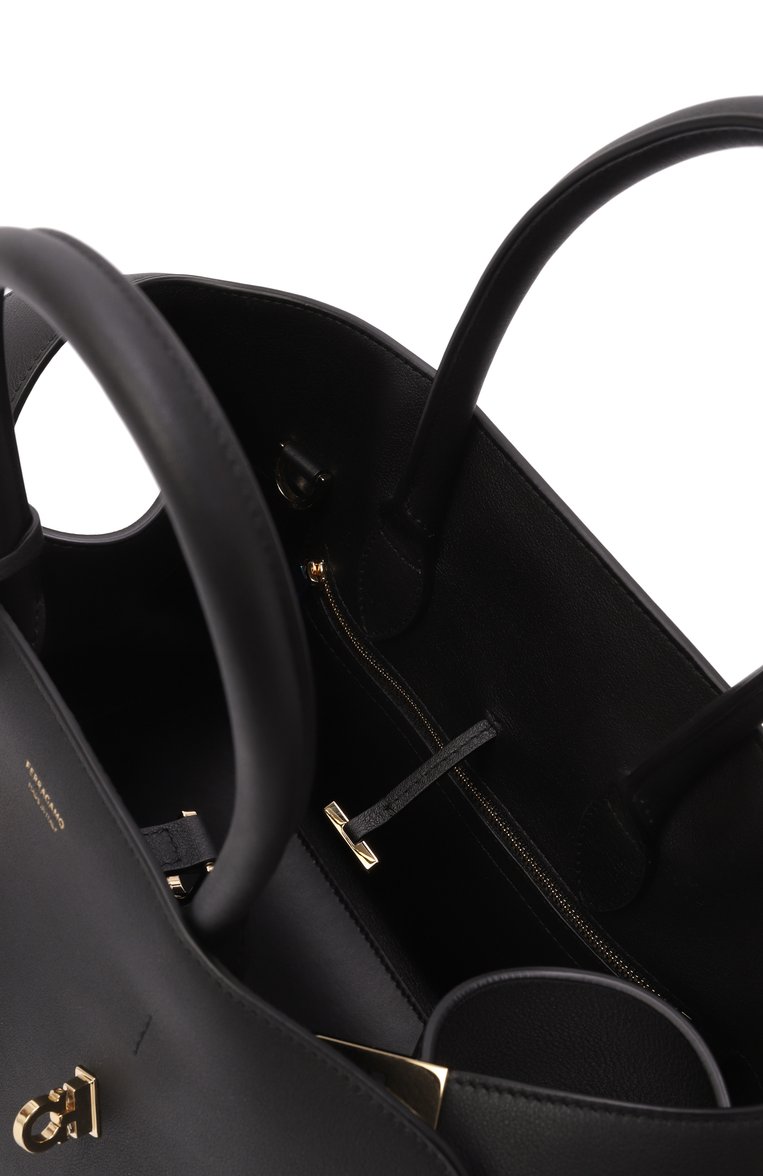 Женская сумка hug small FERRAGAMO черного цвета, арт. 215608/766761 | Фото 5 (Материал: Натуральная кожа; Ремень/цепочка: На ремешке; Размер: small)