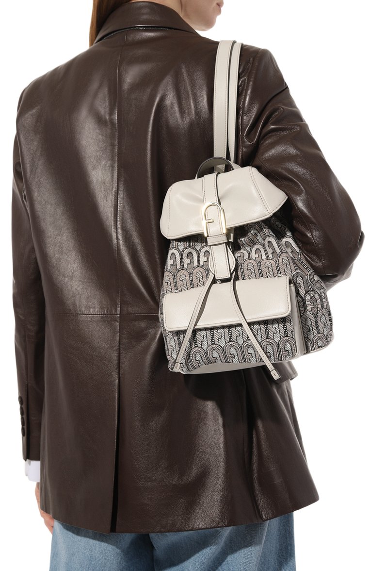 Женский рюкзак flow FURLA светло-серого цвета, арт. WB01084/BX2562 | Фото 2 (Размер: medium; Материал сплава: Проставлено; Материал: Текстиль; Драгоценные камни: Проставлено; Стили: Кэжуэл)