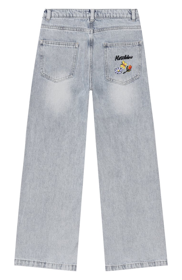 Детские джинсы MOSCHINO светло-голубого цвета, арт. HDP06B/L0E08/10-14 | Фото 2 (Нос: Не проставлено; Материал внешний: Хлопок; Детали: Декор; Автоматизация состава: Проставлено; Ростовка одежда: 10 - 11 лет | 140 - 146см, 12 лет | 152 см, 16 лет | 164 см)